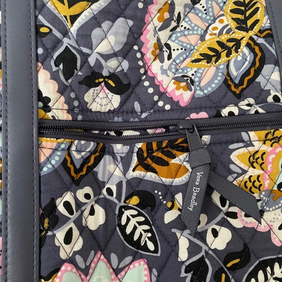 *SALE* VERA BRADLEY Quilted Bag & KEY TAG, 6 interior pockets. Holds a lot - Picture 4 of 9